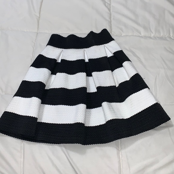 Xhilaration Dresses & Skirts - Gently used black and white skirt